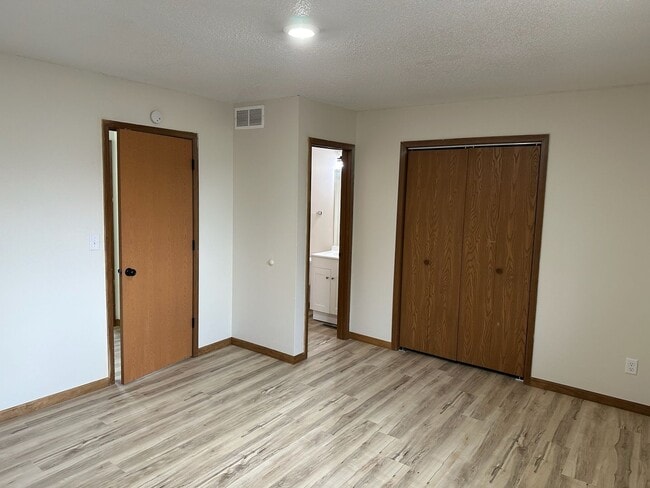 Building Photo - 3 bedroom, 3.5 bathroom, remodeled Southside townhome
