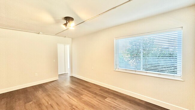 Building Photo - Upgraded & Remodeled Unit in Fallbrook!  H...