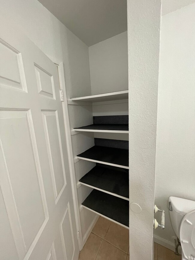 Building Photo - Spacious 2 Bedroom Townhouse w/ Parking in...