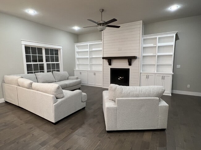 Building Photo - Gorgeous 4Bedroom House, on spacious 2 acres
