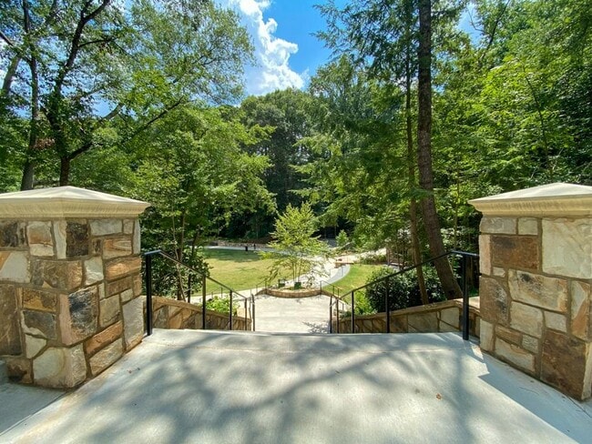 Building Photo - 4 Montclair Dr NE