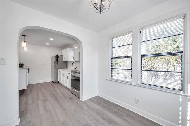 Building Photo - Gorgeous 2 bedroom 1 bath apartment