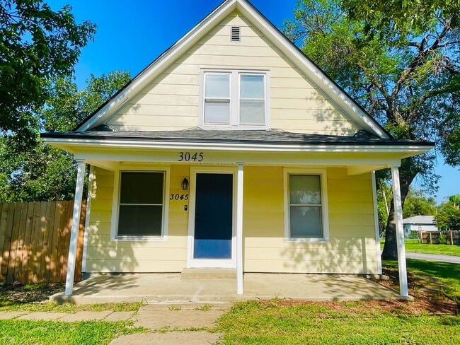 Building Photo - New Appliances + HUGE Fenced Backyard