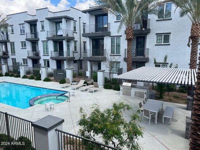 Building Photo - 2090 S Dorsey Ln