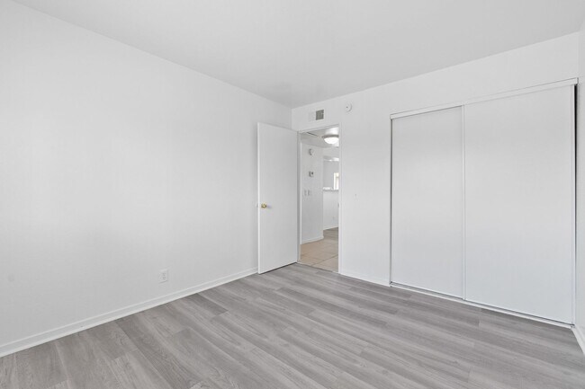Building Photo - Charming 2-Bedroom Unit!