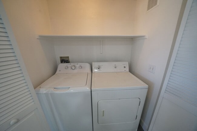 Building Photo - SHOWINGS AVAILABLE NOW