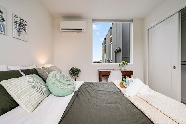 Building Photo - 1414 E Howell St