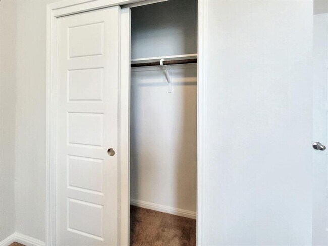 Building Photo - Modern 3BR/2BA Home with Garage & Fenced Backyard