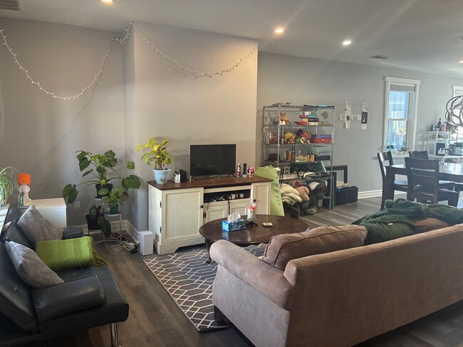 Building Photo - 4 BED 3.5 BATH RENOVATED HOUSE WITH AC LAUNDRY OUTDOOR SPACE!