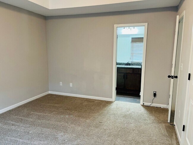 Building Photo - WOW! 5 bed, 4 full baths, brick exterior, ...