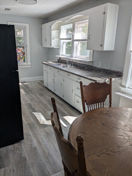 Building Photo - 715 Carson St