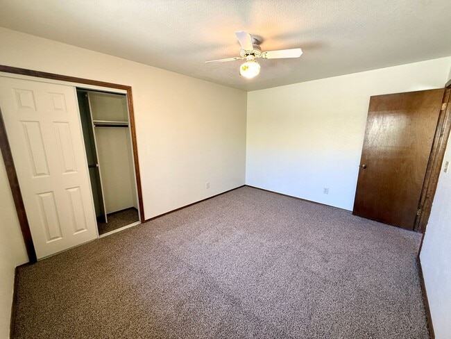 Building Photo - Spacious 3BR Cul-de-Sac Home with Bonus Room, New Carpet & Split Floor Plan!