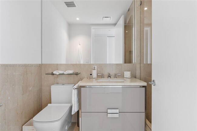 Building Photo - 15701 Collins Ave