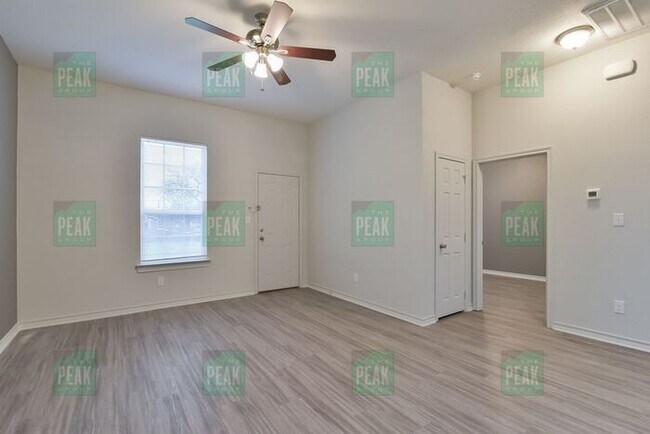 Building Photo - $1515! Beautiful Corner lot home in Fort Worth! Available 5/16!