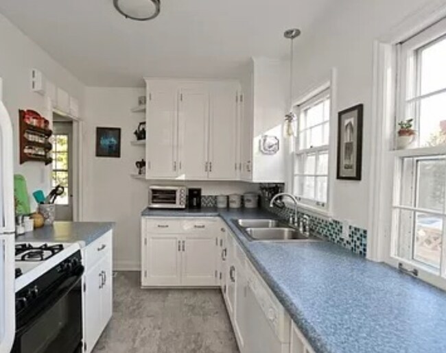 Building Photo - 1119 Van Buren Ave