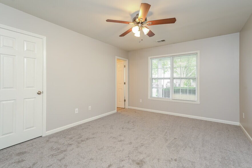 Building Photo - 4031 Village Park Ct
