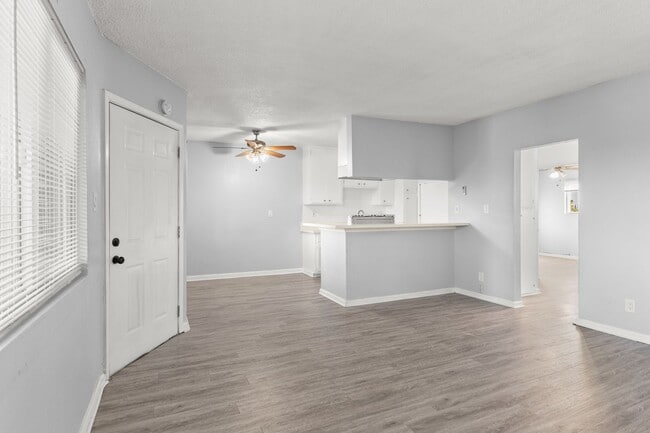 Building Photo - 927 Daisy Avenue