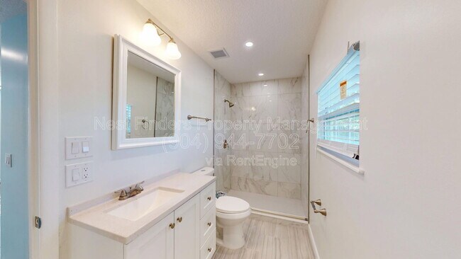Building Photo - 450 Aquatic Dr