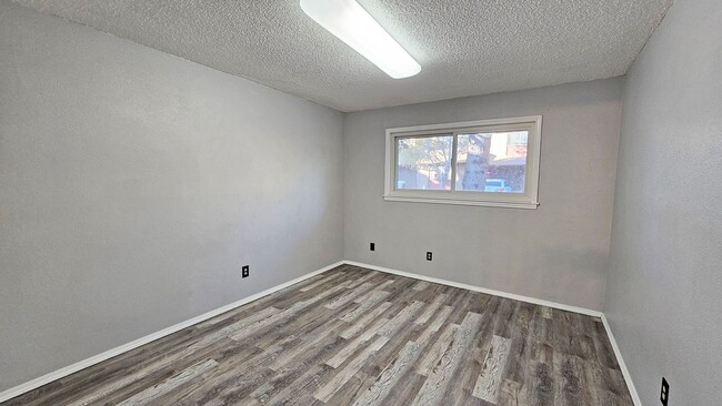 Building Photo - 3 Bedroom 2 Bath Townhouse Rent Ready!