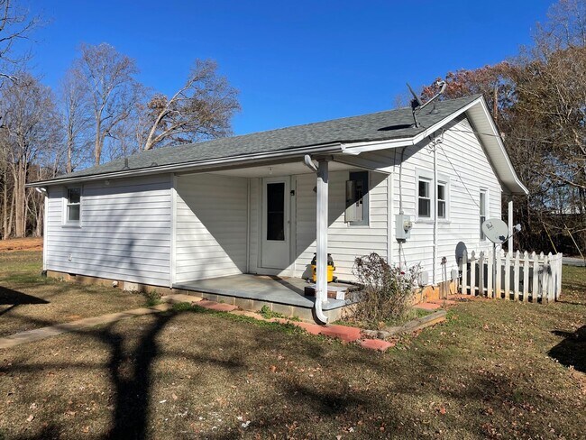 Building Photo - NICE CLEAN COUNTRY HOME, 3 BDRM 1.5 BA