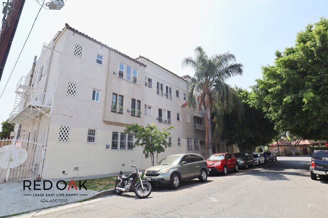 Building Photo - 706 N St Andrews Pl