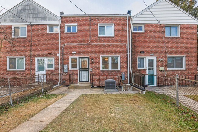 Building Photo - RENOVATED PARKVILLE TOWNHOME 3BR 1.5BA