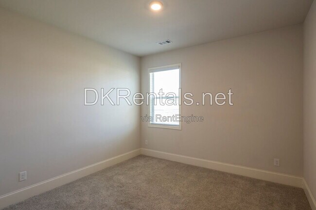 Building Photo - 7095 Evening Dew Dr