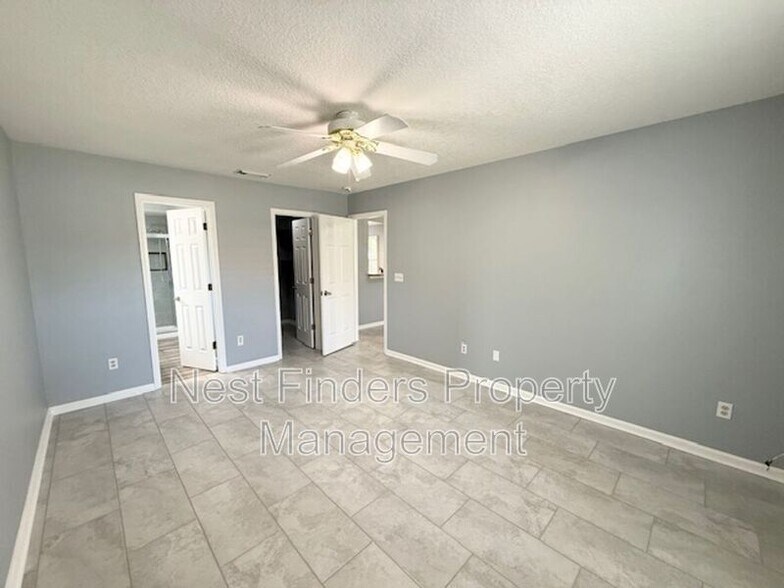Building Photo - 1921 Willesdon Dr W