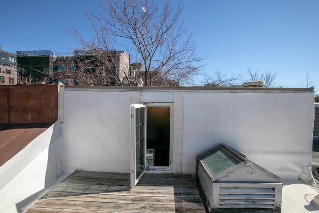 Building Photo - 730 6th St NE