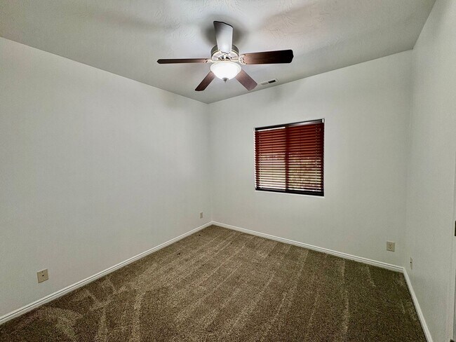 Building Photo - 520 N 2480 W