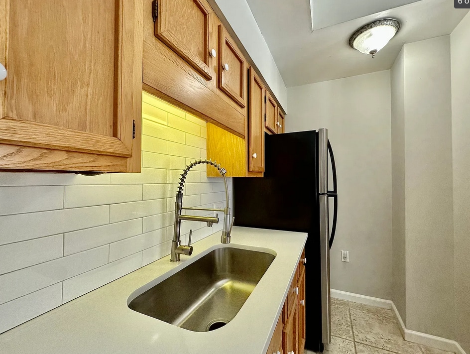 New Backsplashe - 229 N Poplar St