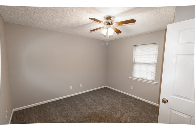 Building Photo - 104 Green Tree Ct