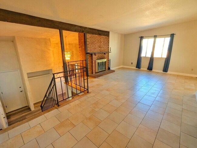 Building Photo - 5 Bedroom Three Bath, Great Location