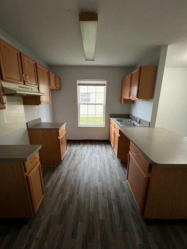 Building Photo - Spacious 3 Bedroom 1.5 Bath Located Near R...