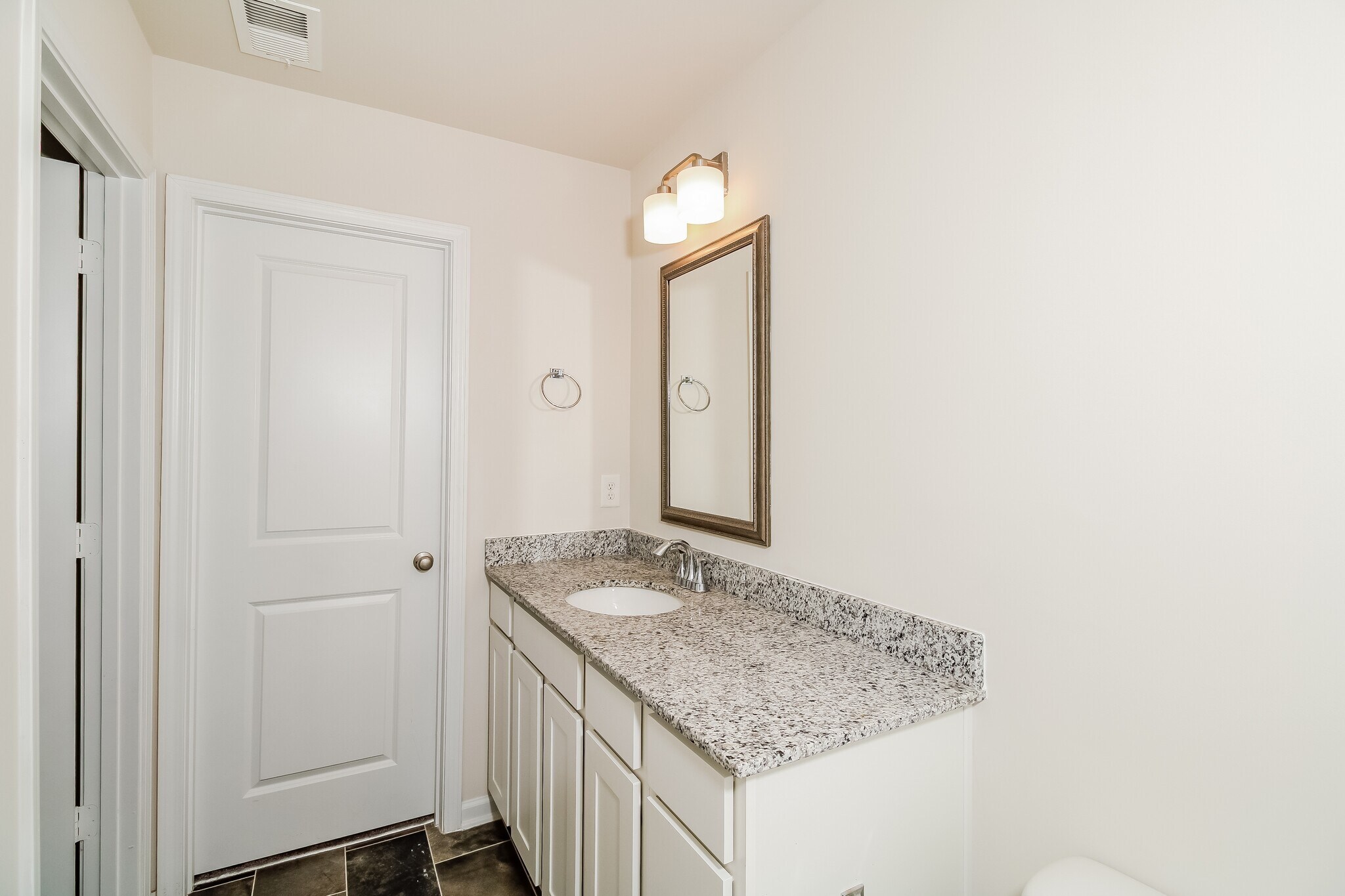 Building Photo - 1907 Bay St