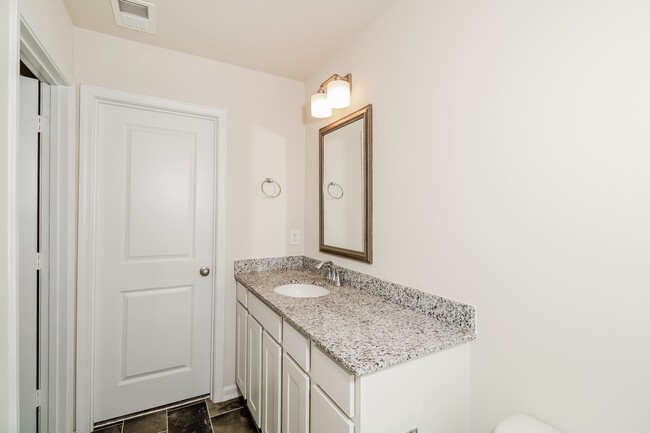 Building Photo - 1907 Bay St