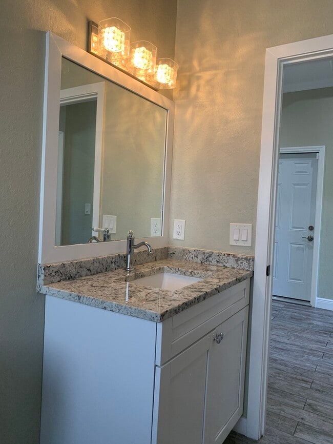 Building Photo - NEWER CONSTRUCTION MODERN HOME