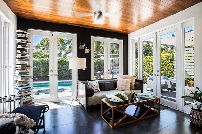 Building Photo - 738 NE 72nd Terrace