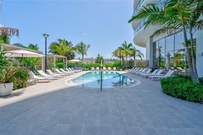 Building Photo - 2411 Laguna Cir