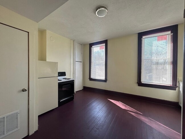 Building Photo - 111 Gage St