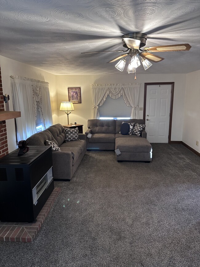 Building Photo - Walnut St.