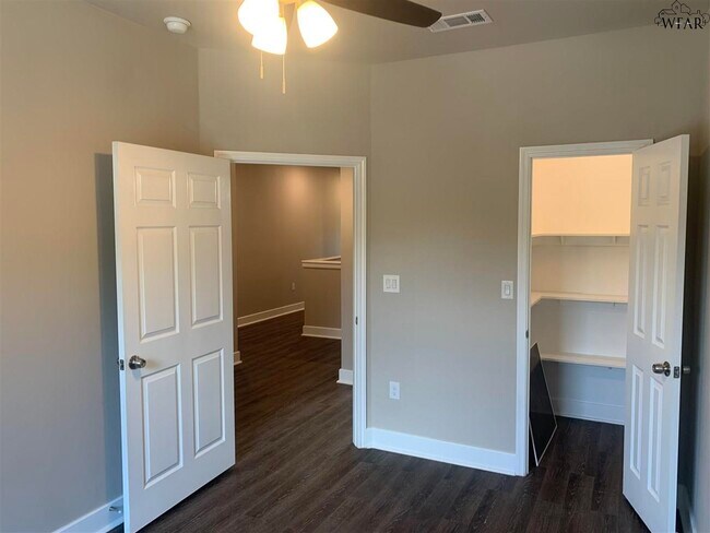 Building Photo - 438 W College St