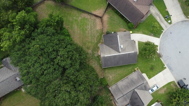 Building Photo - 221 Deer Track Ct