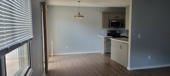 Building Photo - Newly Refreshed 2 bedroom in HOA