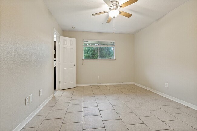 Building Photo - 2623 Foliage Green Dr