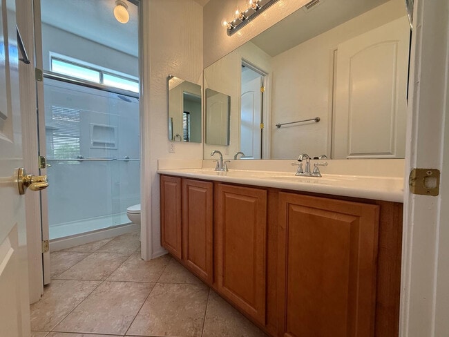 Building Photo - 906 W Glenmere Dr