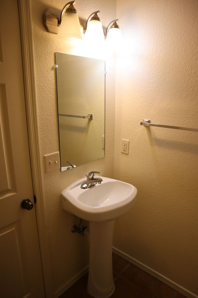 Building Photo - Cool Price, Hot Item!