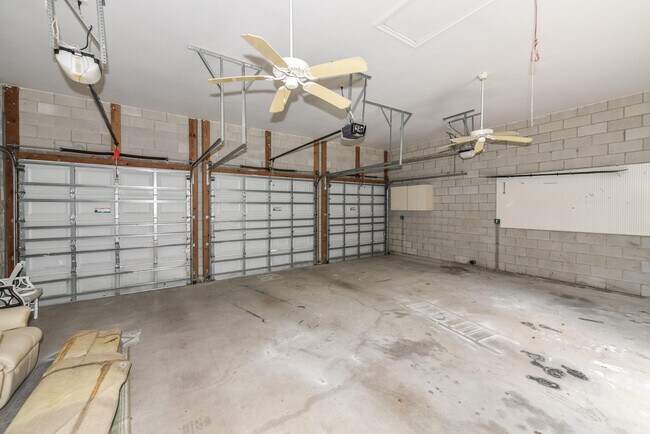 Building Photo - 11900 SE Plutus Ave