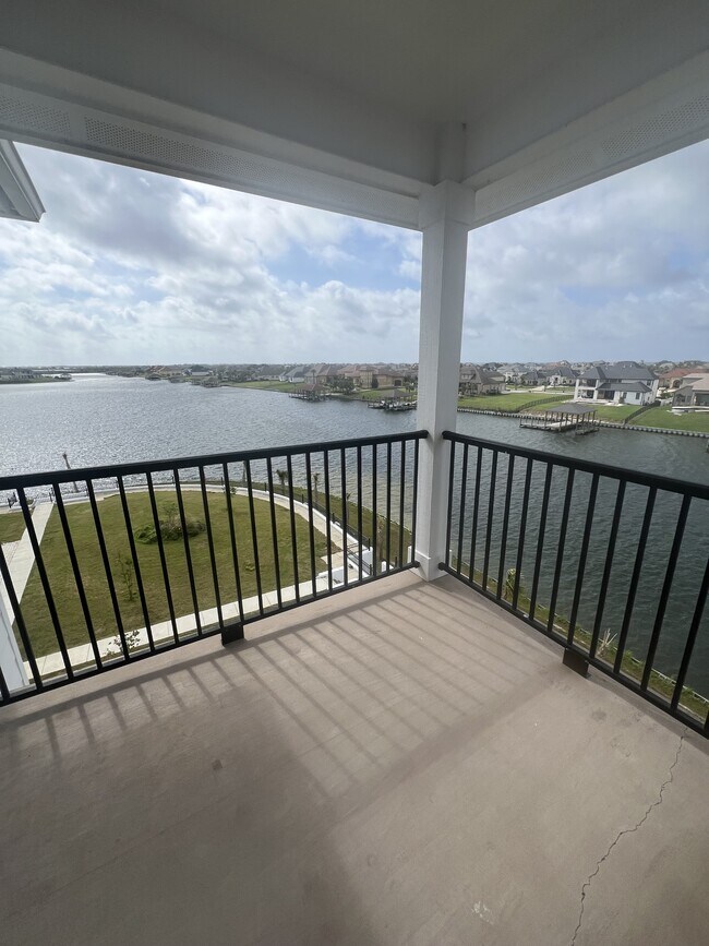 Building Photo - 3900 Lakeshore Blvd E