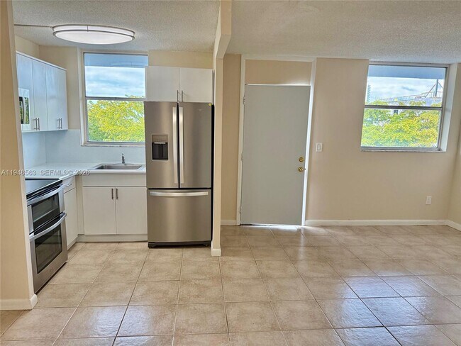 Building Photo - 1801 S Treasure Dr